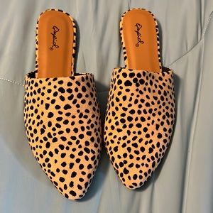 Quipid women’s flat cheeta print sandals